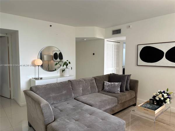 $3,100 / 2br - 950ft2 - Truly Lovely 2bd With Modern Finishes and Close to the Beach! (Altos Del Mar - Surfside)64001847078273123
