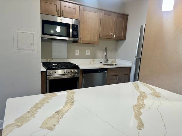 $2,299 / 570ft2 - Renovated Top Floor Dupont Studio w/ Great Light and Views! (Dupont Circle - Adams Morgan)63822079309825122