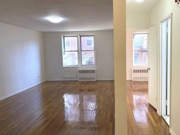 $2,400 / 1br - 700ft2 - 1HAB 1BAÑO RENOVADO - ¡Edificio con ascensor y lavandería! A pasos del #7 (Woodside)63816625650689120