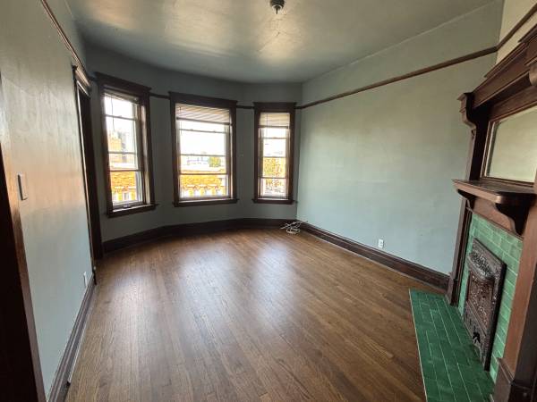 $2,000 / 2br - $2,000 / 2br - Wrigleyville Top Floor 2 Bed w/Outdoor Space. (Lakeview)63781279740673121