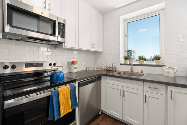 $3,935 / 1br - 840ft2 - Amazing 1x1w DEN!! Downtown San Mateo!! w BIG Picture Window!! w VIEWS (san mateo)63860997099011123