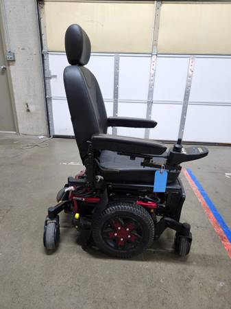 Pride Mobility Quantum Edge 3 mid-wheel drive power wheelchair 1