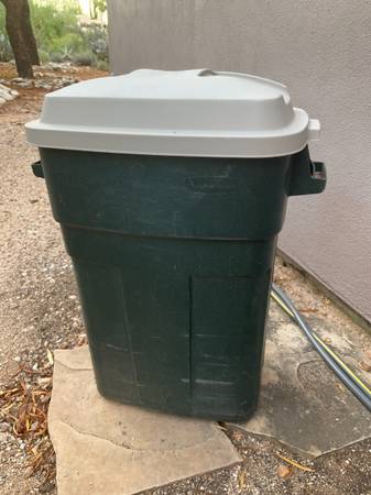 30 Gallon Rubbermaid Containers 1