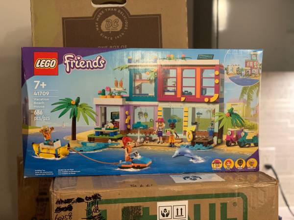 BNIB Lego 41709 Vacation Beach House 1