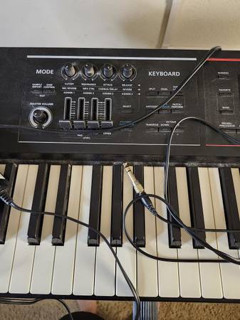 Keyboard/synthesizer, stand, boom mic stand, mic headphones 1