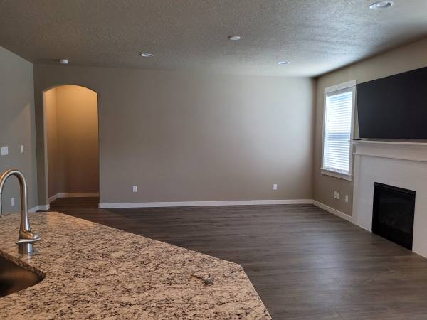 $2,550 / 3br - 1574ft2 - Like New 3 Bed 2 Bath Single Level Home (Redmond)63839292516737123