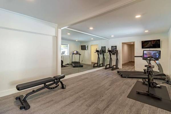 $2,701 / 1br - 795ft2 - Stainless-Steel Appliances, Double Pane Windows, 1bd (belmont)63687423143427120