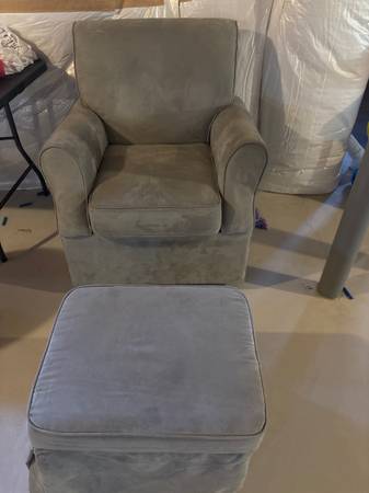 F/S: EXCELLENT CONDITION MICROFIBER GRAY SWIVEL ROCKER/OTTOMAN 1