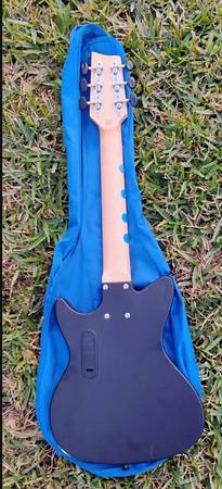 First Act Discovery Venom Rock Club Electric Battery Built In - $60 (Hialeah)63469939881475122