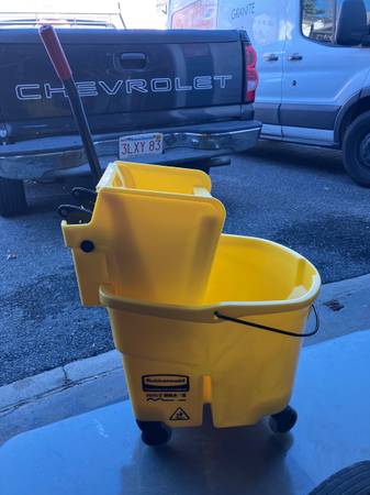 Rubbermaid 26 quart mop bucket wringer on wheels 1