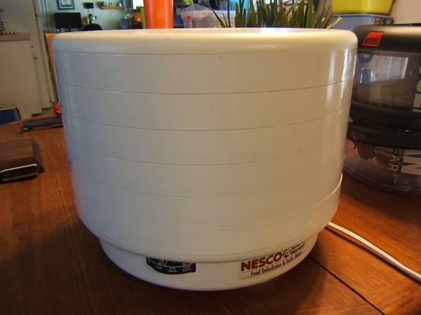 Nesco Temperature Controlled Dehydrator with Fan and 6 Trays 1