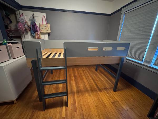 Flexa Popsicle - Kids loft bed with matching dressers 1