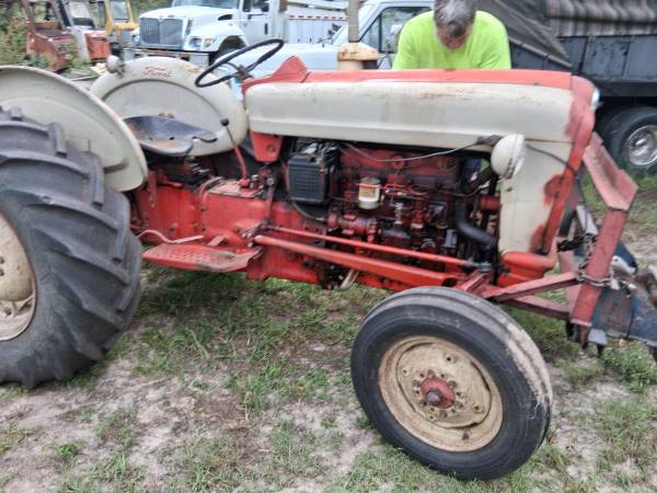 Ford 641 Diesel Farm tractor 1