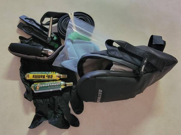 SPECIALIZED Seat bag and everything you need to keep rolling 1