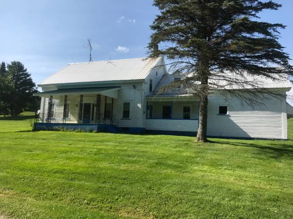 Spacious Two Bedroom, One Bath Farmhouse 1