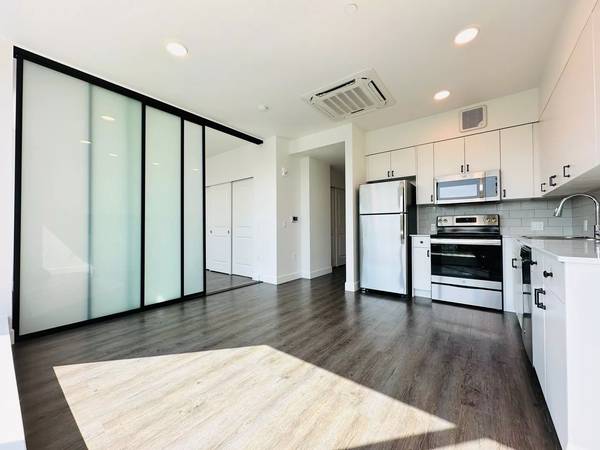 $2,350 / 1br - 484ft2 - Fifth Floor Luxe: One-Bedroom Lakeview Living! (Olympia)63862176697345120