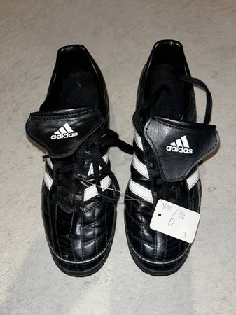 Adidas indoor soccer shoes size 6.5 1