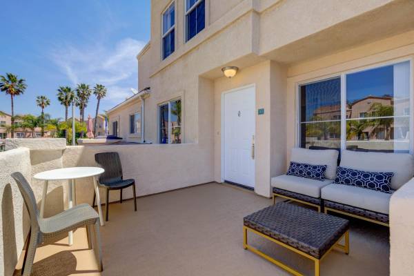 $2,649 / 2br - 957ft2 - Cozy 2 Bedroom Townhome- Move in ready comes W/ Private 2 Car garage! (18005 W. Anne's Circle, Los Angeles, CA)63912984409346121