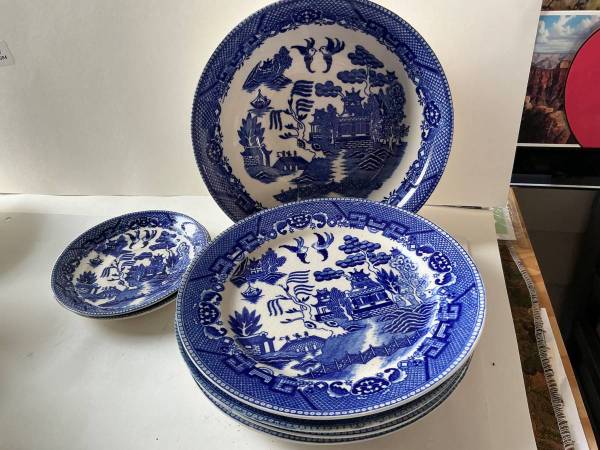 SET - BLUE WILLOW DISHES - Serving Bowl 9.25”- 4 Plates 9” - 2 Saucers 1