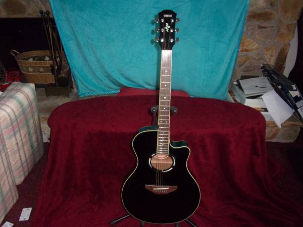 Beautiful Yamaha Electro-Acoustic Guitar / One Owner 1
