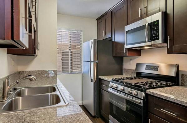 $2,120 / 1br - 650ft2 - SIN Renta al Mudarse - , Electrodomésticos eficientes, Acceso controlado/Cerrado (1340 North Poinsettia Place, Los Angeles)63818700930947122