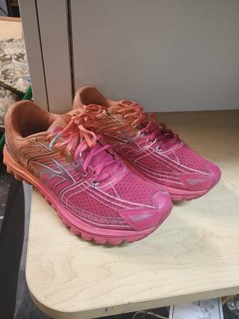 Woman's Brooks shoes 1