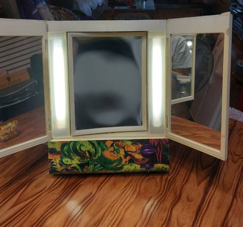 MAKE UP MIRROR 1