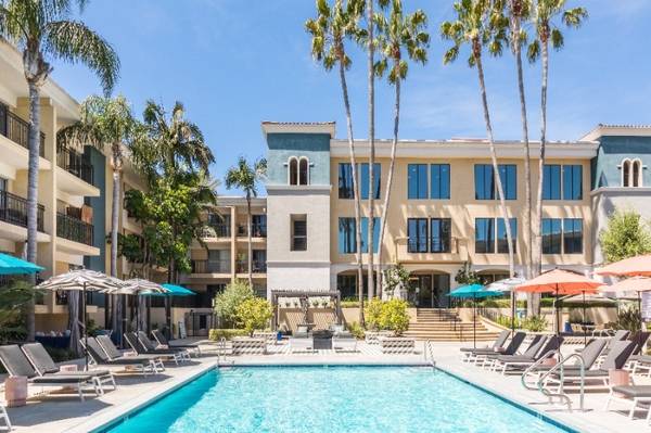 $2,115 / 419ft2 - Estudio recién renovado con comodidades de estilo resort: ¡admitimos mascotas! (Sherman Oaks)63840114742659121
