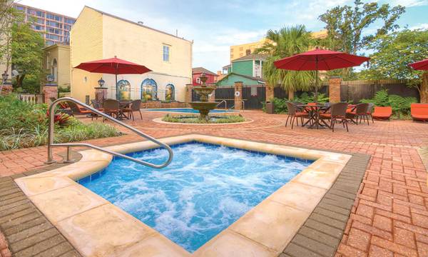 $89 / 1br - 500ft2 - 29 al 31 de octubre, habitación con cama matrimonial en el Wyndham Avenue Plaza Resort (New Orleans Garden District)63791969553665120