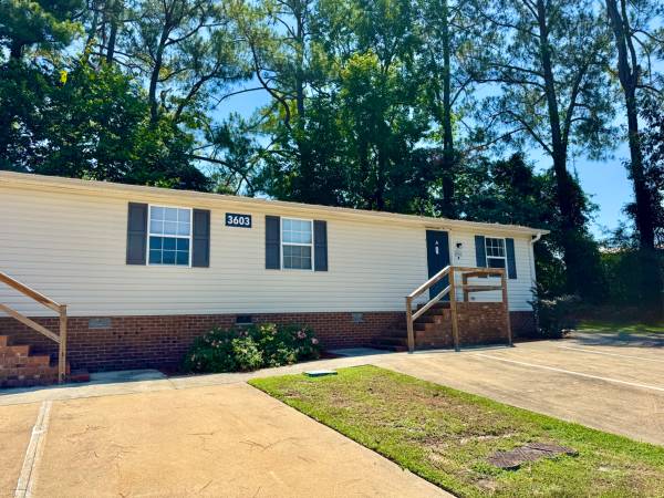 1 Bedroom Apartment in Azalea Gardens! Great Floor Plan! 1