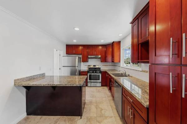 $1,040 / 2br - Move-In Ready Northside Duplex - Updated Kitchen - A/C - Private Yard (san jose north)63799516634755124