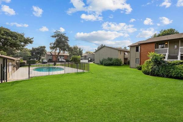 $1,375 / 2br - 892ft2 - Patios, Non-Smoking, Pool, High Speed Internet Access (Boise)63794945709571120