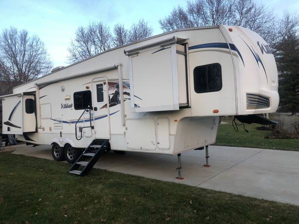 2011 Wildcat 5th Wheel 1