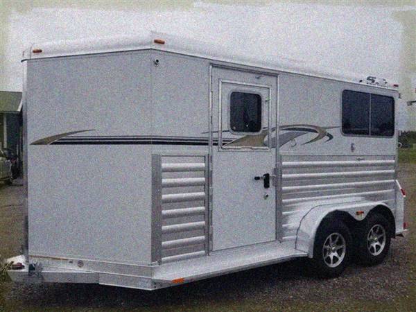 Straight load floor plan horse trailer 1