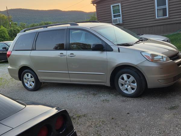 2004 Toyota Sienna - $4,800 (Brandon)63622560398977121