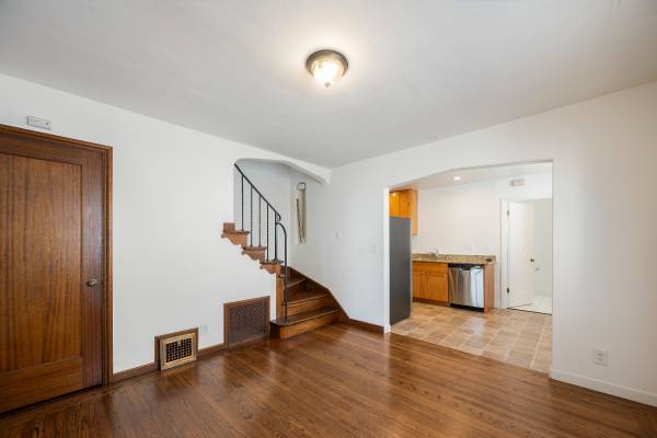 $1,150 / 2br - 598ft2 - Rare Find! Two-Story 2 Bed/2 Bath || North Berkeley w/Garage+ Laundry (berkeley north / hills)63413865954179123