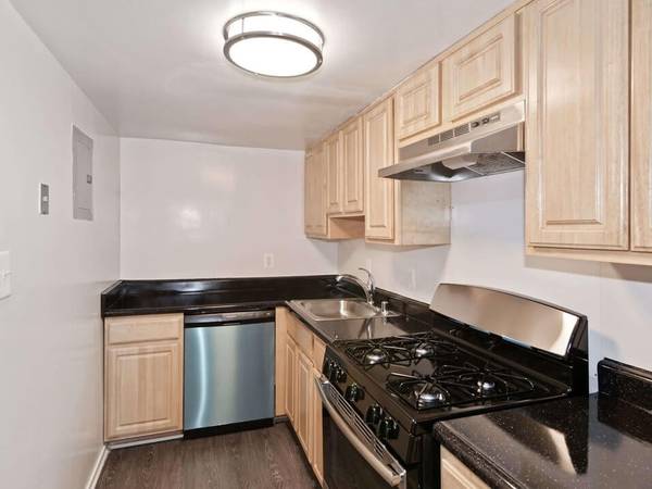 $1,815 / 3br - Unidades renovadas, libre de humo, pisos de madera dura (2100 Parkland Square, District Heights, MD)63779442047745122