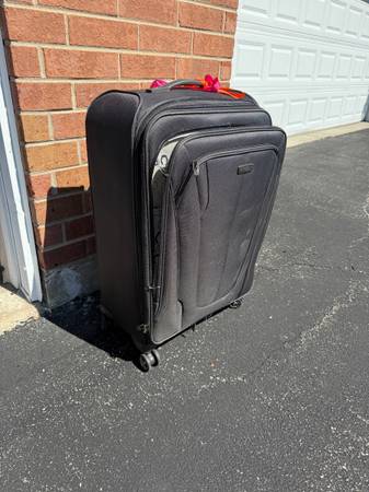 Samsonite suitcase luggage  18” x 29(w/wheels) x 10” 1