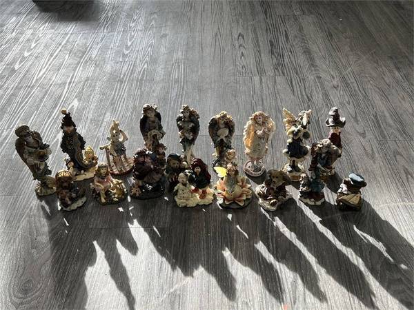 18pc COLLECTION OF BOYDS BEARS FIGURES - Largest is 7” 1