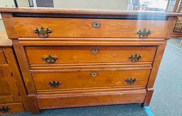 >>>ANTIQUE<<<. Solid Wood 3-Drawer Chest of Drawers 1