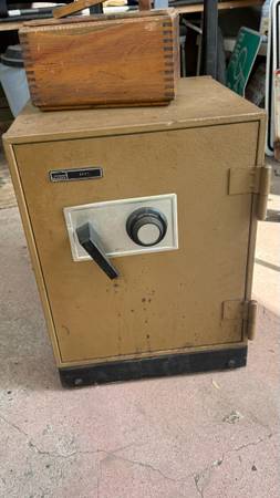 Old school safe 1