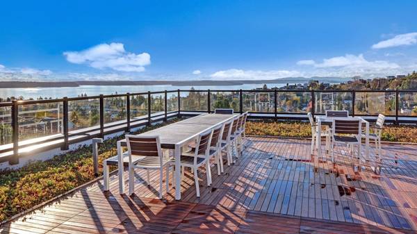 $2,095 / 1br - 597ft2 - LARGE OPEN ONE BEDROOM ON TOP FLOOR. ROOF TOP DECK (West Seattle)63659499686787120