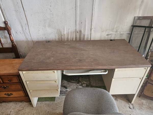 Metal Desk (50 OBO) 1