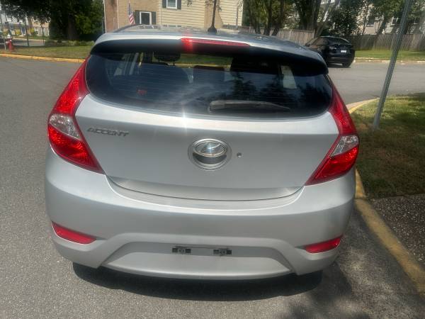 2012 Hyundai Accent hatchback, transmisión manual de 6 velocidades, todo eléctrico, 118 mil millas - $3.850 (Vienna)63439845596801121