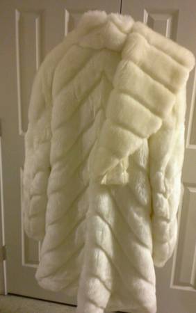 Precioso abrigo blanco de piel sintética para mujer de invierno con bolsillos y bufanda, sin usar - $99 (Puyallup)63435973155329121