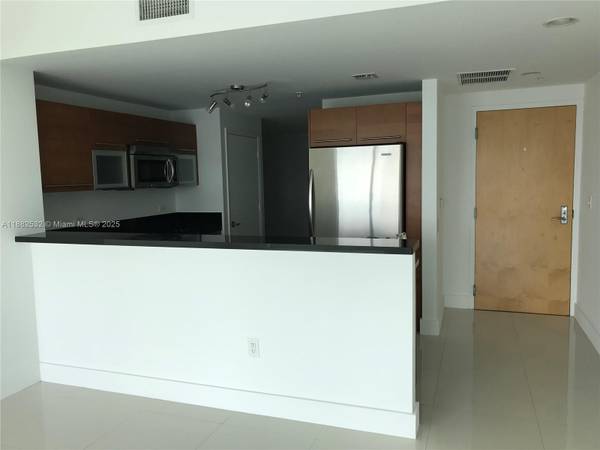 $4,000 / 2br - 1363ft2 - Super Spacious Corner 2bd+DEN with Oversized Bedrooms!! (Vizcayne - Downtown)64001846942211124