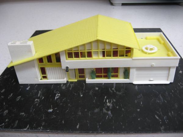 HO Scale Train  building-Contemporary House, Ready to use 1