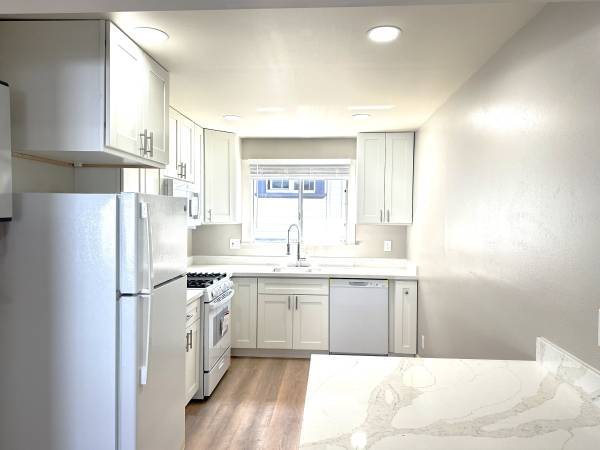 $2,190 / 1br - 700ft2 - ‼️Charming 1 -Bedroom With In-Unit Laundry Hook Ups! (oakland east)63686086060419121