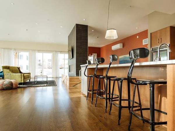 $2,079 / 2br - 992ft2 - Chimeneas, Garaje de estacionamiento con acceso controlado, Salón con vista a la azotea (Hollywood, NE Portland, Grant Park, Kern)63820795921027120