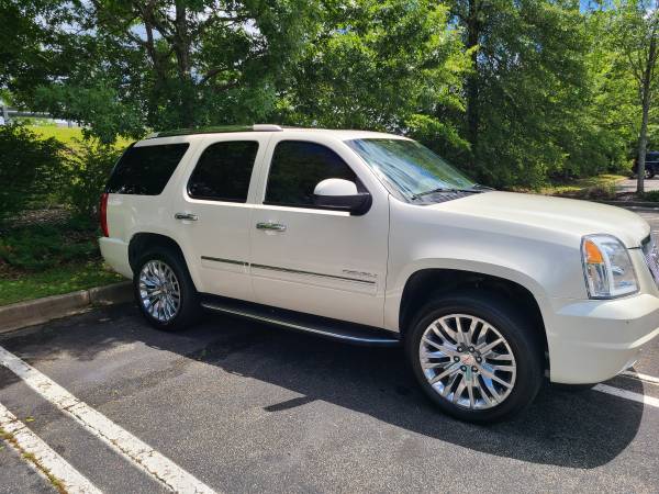 GMC YUKON DENALI - SUPER NICE - LOADED - $14,750 (NEWNAN)63621061575553121